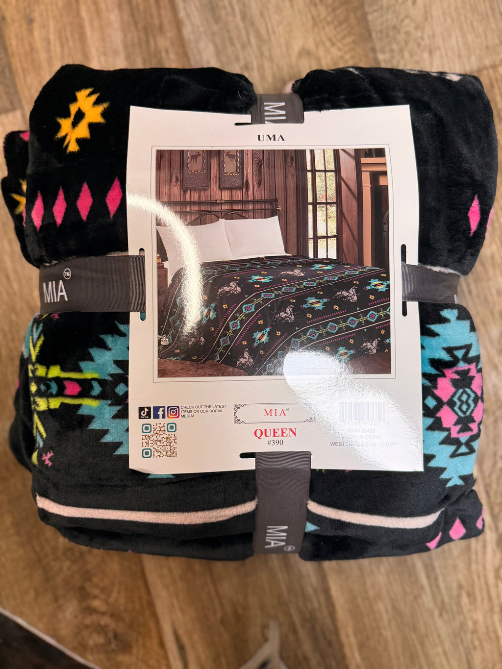 Mia Queen fleece blanket Uma