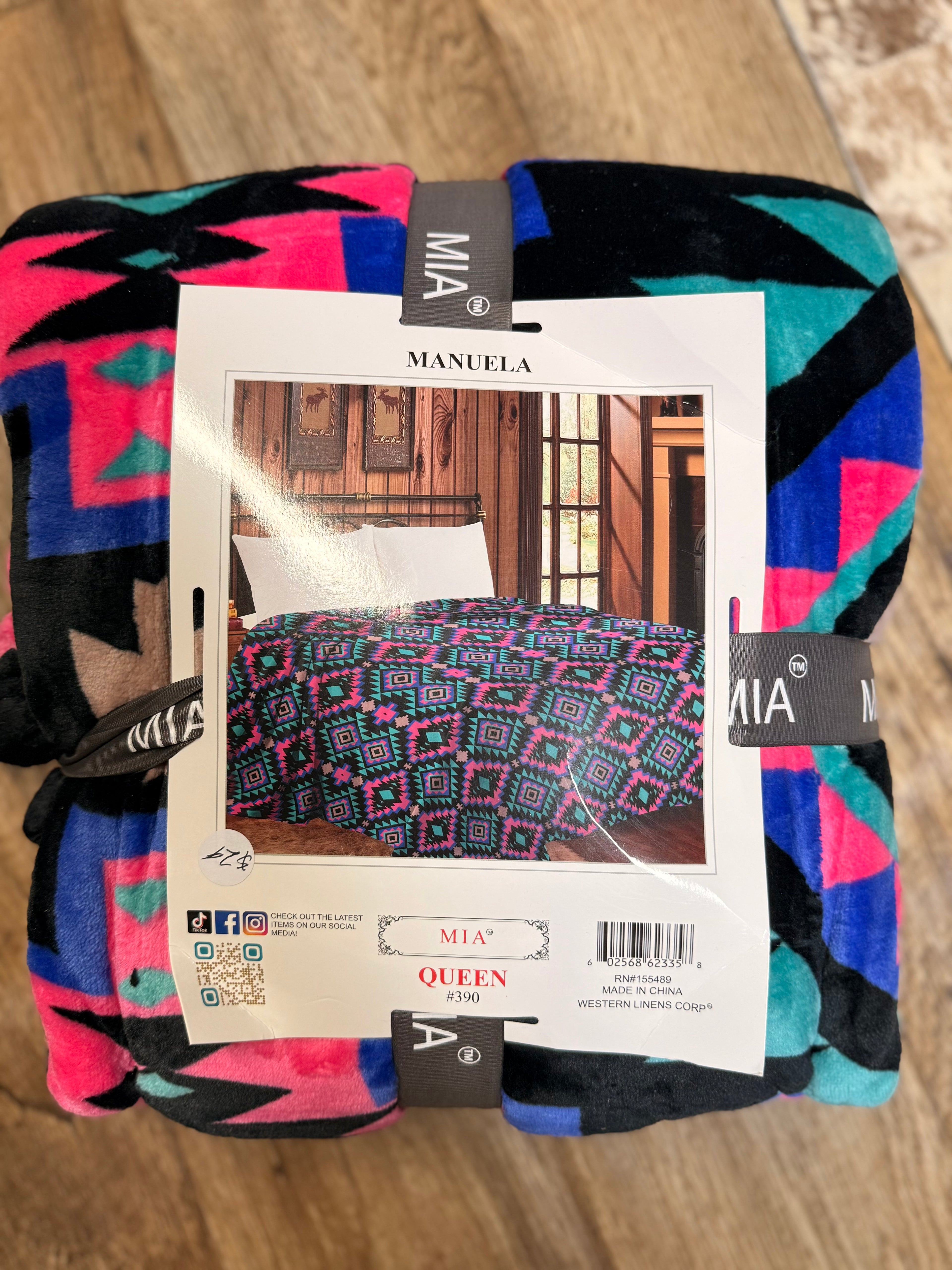 Mia Queen fleece blanket Manuela