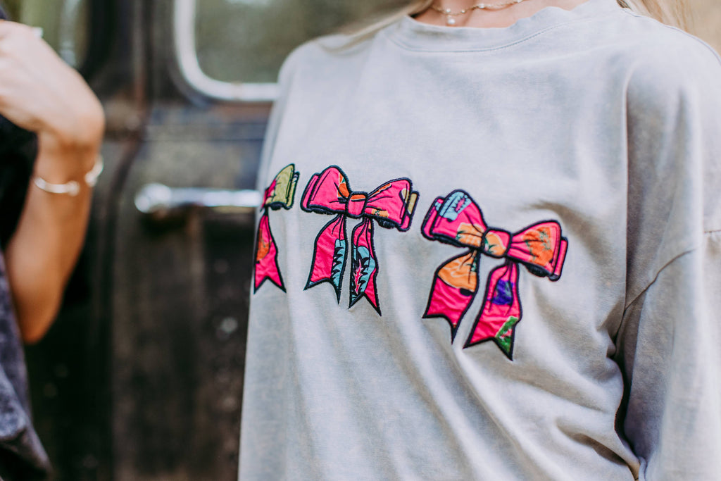 Pink Bow Acid washed SL Tee - Charcoal: Charcoal