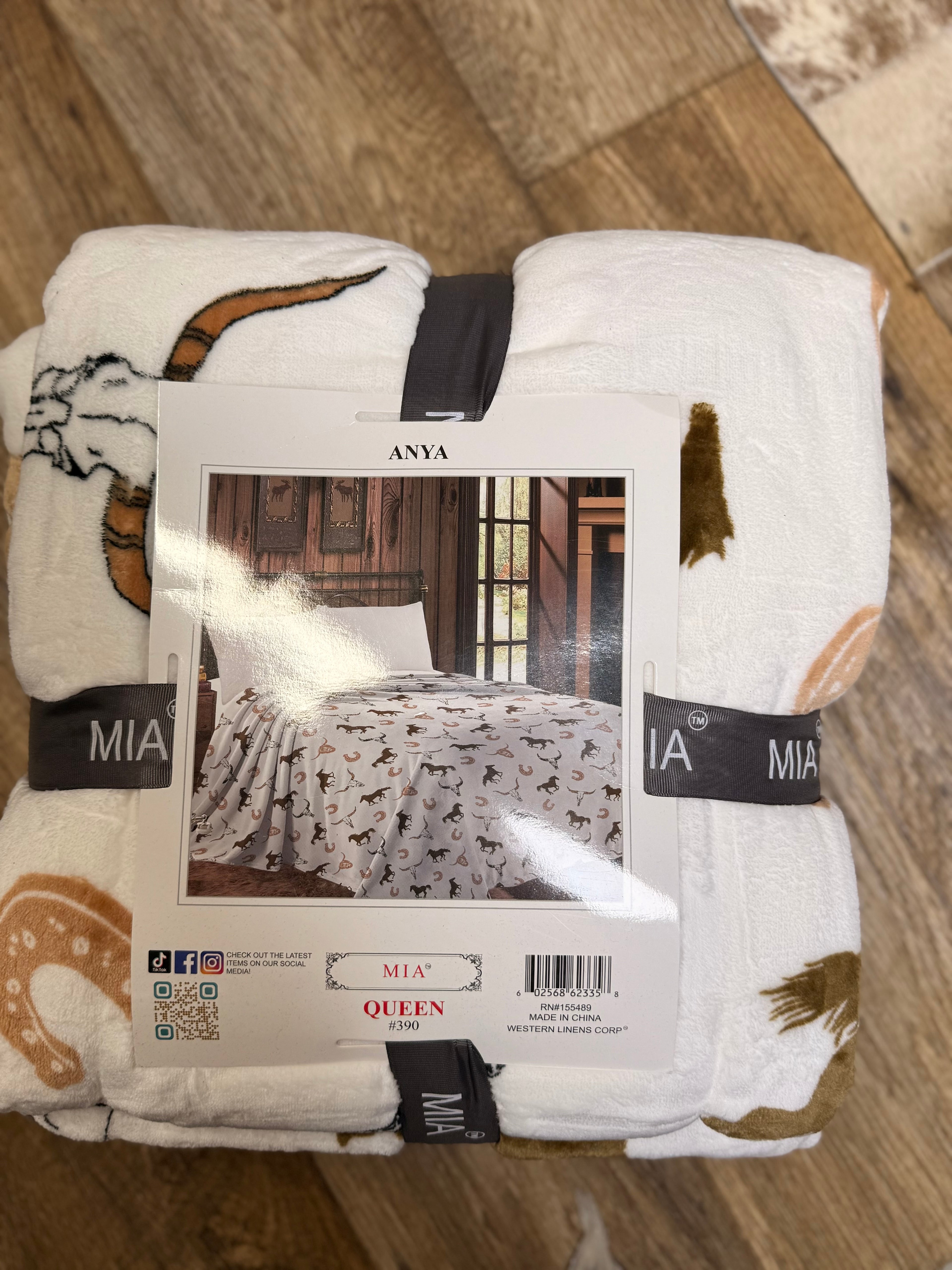 Mia Queen fleece blanket Anya