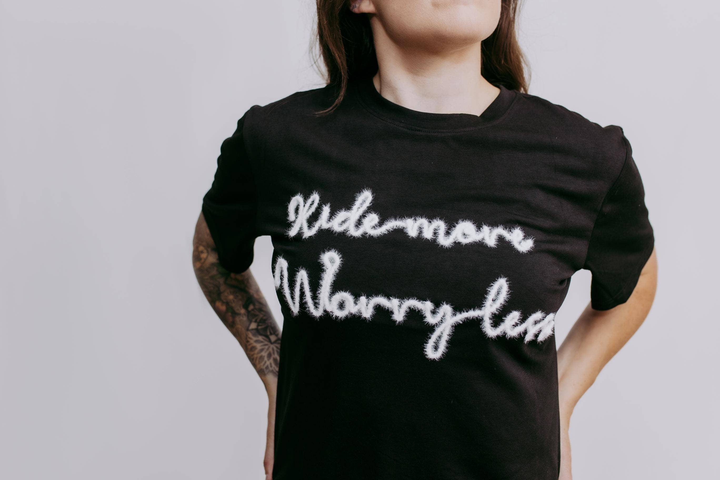 MK389 Tinsel Worry Less SL Tee - Black: Black / M